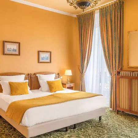 Grand Des Templiers, Piscine & Hotel Remeš