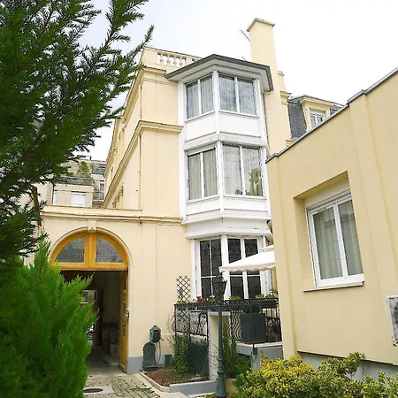 Grand Des Templiers, Piscine & Szálloda Reims