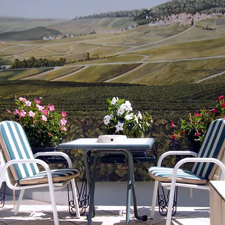 Grand Des Templiers, Piscine & Hotel Reims