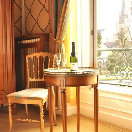 Grand Des Templiers, Piscine & Hotel