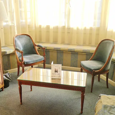 Grand Des Templiers, Piscine & Otel Reims