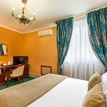 Hotel Grand Des Templiers 4*